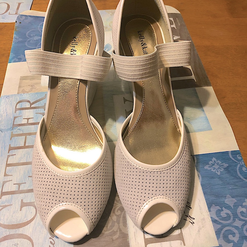 Kelly & Katie wedge heel - size 7 1/2 M